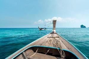 passeios de barco nos mares e ilhas, viajar em um barco de cauda longa foto