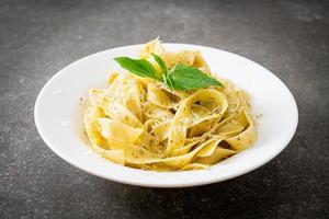 macarrão pesto fettuccine com queijo parmesão por cima foto