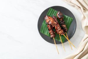 espeto de fígado de frango grelhado em estilo asiático foto