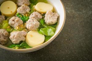 sopa clara com tofu e carne de porco picada foto