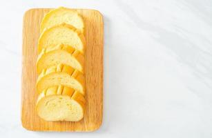 Pão de batata fatiado na tábua de madeira foto
