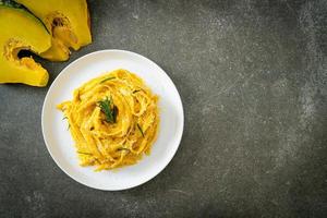 macarrão fettuccine com molho cremoso de abóbora com abóbora foto