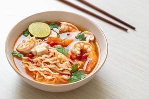 macarrão instantâneo ramen em sopa apimentada com camarão foto