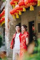 feliz jovem casal asiático em vestidos tradicionais chineses foto