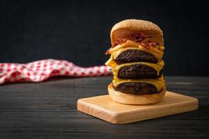 hambúrguer ou hambúrguer de carne com queijo, bacon e batatas fritas foto