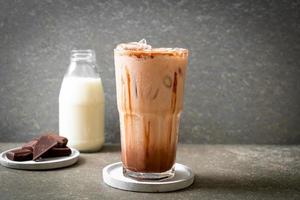 bebida milkshake de chocolate gelado foto