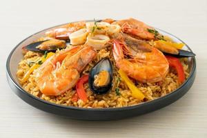 paella de frutos do mar com camarões, amêijoas, mexilhões com arroz de açafrão foto