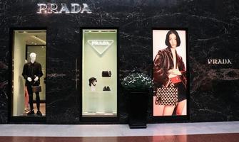 bolonha, itália, 16 de abril de 2022, exterior da loja prada em galleria cavour, famoso centro comercial de luxo em bolonha. Itália foto