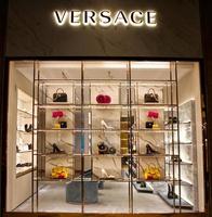 bolonha, itália, 16 de abril de 2022, exterior da loja versace em galleria cavour, famoso centro comercial de luxo em bolonha. Itália foto