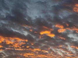 céu vermelho de manhã, durante o nascer do sol foto