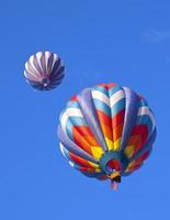 par de balões de ar quente coloridos