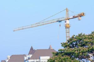 guindaste de torre é o equipamento crítico na construção. foto