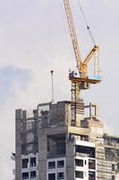 guindaste de torre é o equipamento crítico na construção. foto