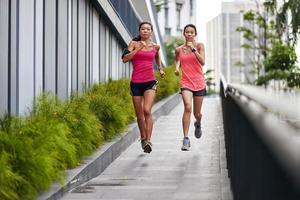 mulher de fitness correndo foto