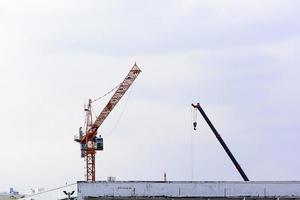 guindaste de torre é o equipamento crítico na construção. foto