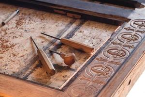 oficina de escultura em madeira, close-up imagem de ferramentas e madeira foto