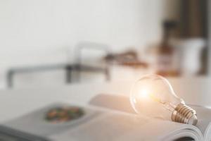 livros ou livros didáticos com lâmpadas fluorescentes, aprendizado pessoal ou conhecimento educacional, educação empresarial, ideias de negócios ou ideias de educação em casa. foto