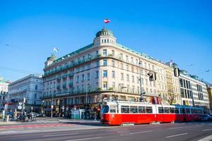 viena, áustria novembro de 2021-rua de viena perto da ópera foto