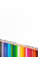 linha de giz de cera colorido em um fundo branco foto