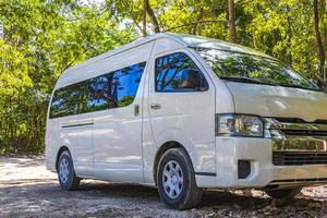 van carro na floresta tropical natural da selva puerto aventuras méxico. foto