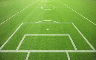 campo de futebol com grama verde. fundo de gramado esportivo foto