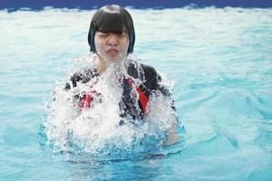 crianças nadando e brincando na piscina com sorriso feliz foto