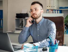 empresário trabalhando em seu laptop em um escritório foto