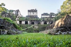 ruínas maias em tikal, parque nacional. viajar guatemala. foto
