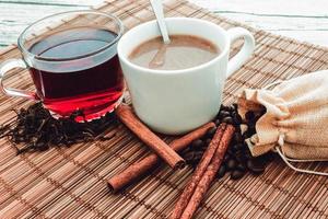 café quente com chá quente e grãos de café, folhas de chá foto