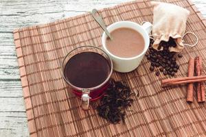 café quente com chá quente e grãos de café, folhas de chá foto