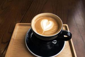 café com leite em uma mesa de madeira foto