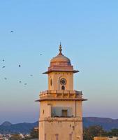 famosa torre do relógio em jaipur no pôr do sol foto