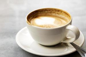 café com leite aromático na mesa de mármore foto