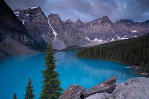 lago moraine, parque nacional de banff, alberta, canadá foto