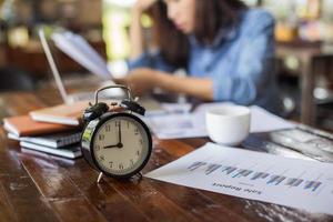 jovem sentada em um café com seu laptop, estressante para o trabalho. foto