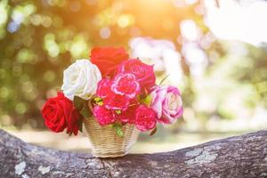 misturadas lindas flores no vaso com fundo de madeira foto