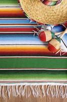 fundo mexicano com cobertor tradicional e sombrero