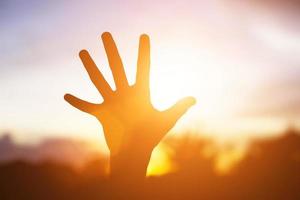 forma de mãos para o sol. foto