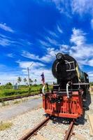 trens a vapor antigos na estação com fundo de céu azul foto