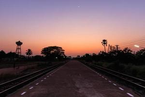 estação de trem ao pôr do sol foto