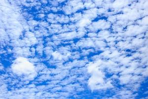 nuvens com céu azul foto