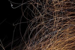 foto detalhada de fogos de artifício em fundo preto com movimentos artísticos de câmera