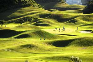 lugar de golfe com verde maravilhoso foto
