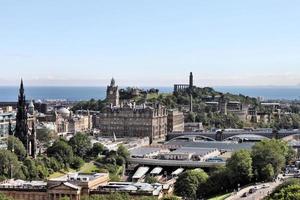 uma vista de edimburgo na escócia foto