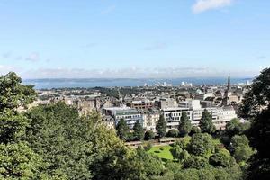 uma vista de edimburgo na escócia foto