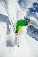 esquiador esqui downhill nas montanhas altas