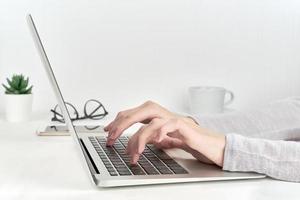 pessoa incognoscível digitando no teclado do laptop, conceito moderno de trabalho de escritório ou estudando
