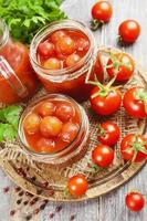 conservas de tomate em suco de tomate foto