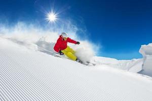 esquiador esqui downhill nas montanhas altas foto