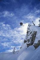 esquiador pulando da montanha foto